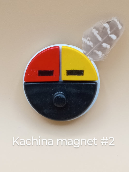 Round magnet Yellow, black and red face Single feather