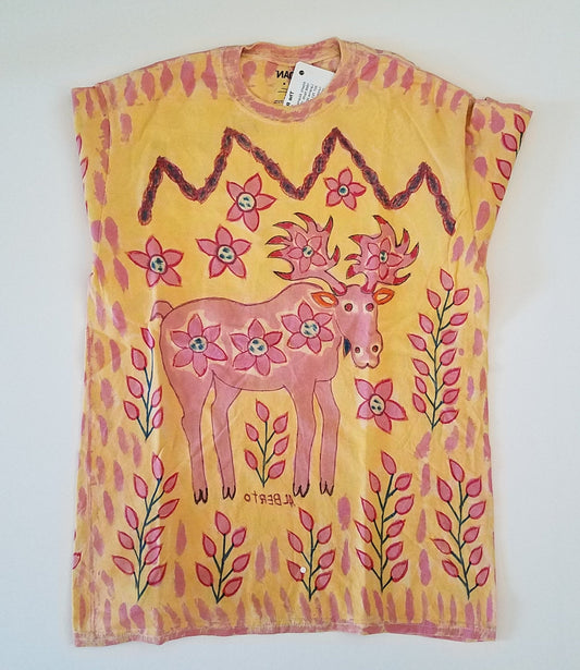 Peruvian Art Moose / Mountains Adult Medium Tee Shirt Artist: Alberto Alcantara Peruvian art work on tee shirts   Orange, yellow and green color tones  Moose with mountains tee shirt   Size youth large  Look great with a pair of blue jeans   Please note tee shirt is hand made by artist and there will be a slight variation between each tee shirt 